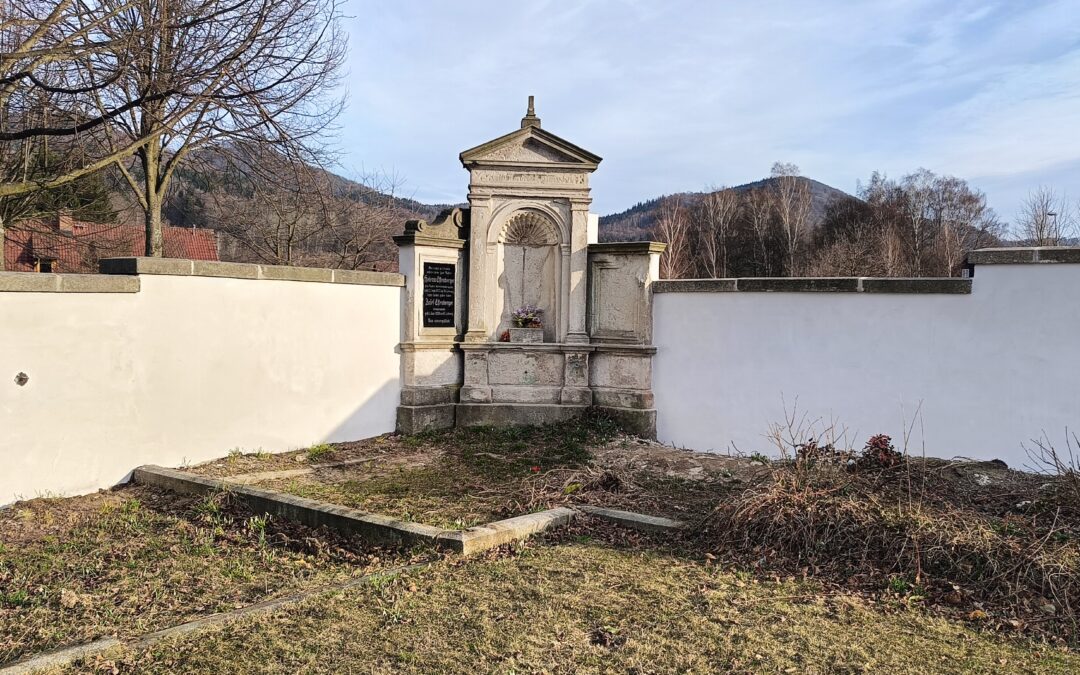 Hřbitovní zeď v Oldřichově v Hájích prošla další etapou obnovy