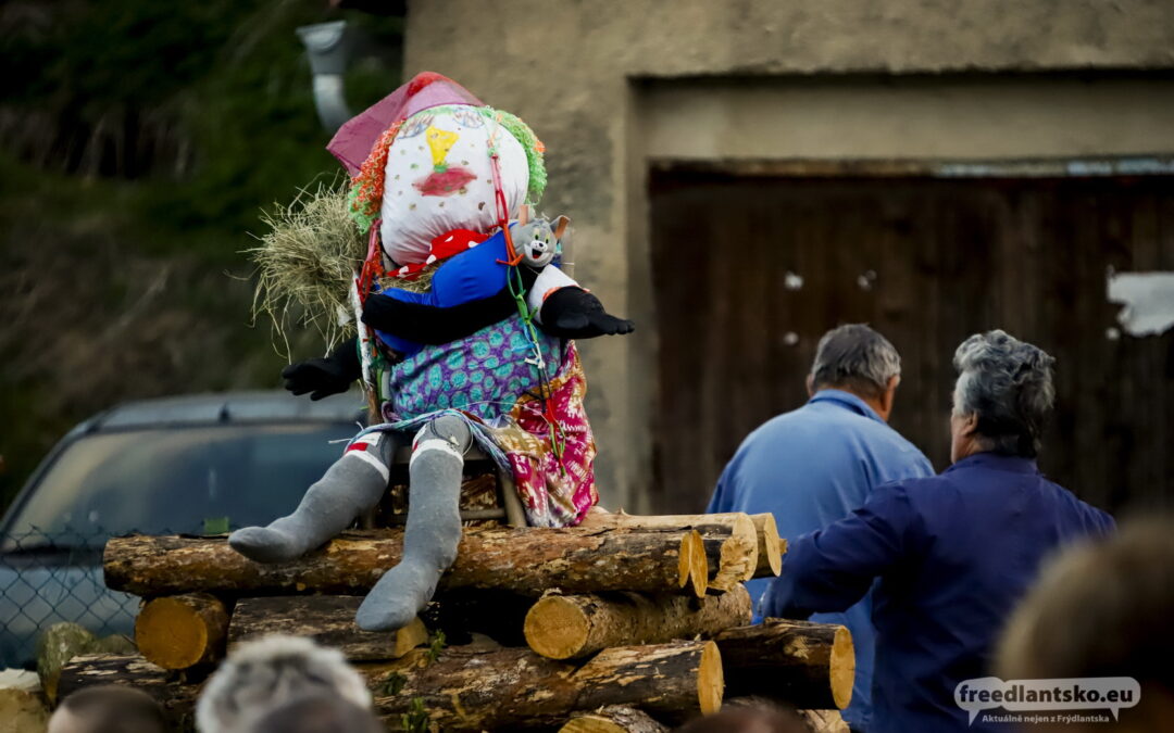 Pálení čarodějnic v Minkovicích nabídlo lampionový průvod i večer plný masek / Fotoreportáž